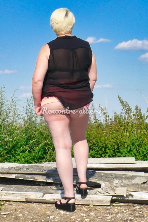 Mature exhib aux grosses fesses dispo pour dogging en extérieur à Bellerive sur Allier