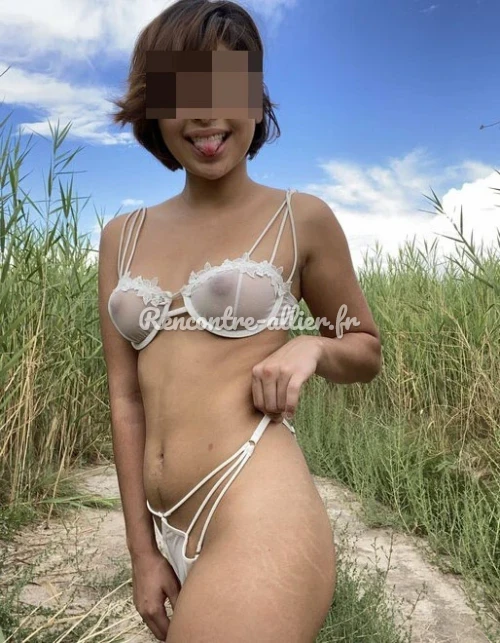 Plan sexe avec une jeune asiat amatrice de lingerie disponible à Cusset