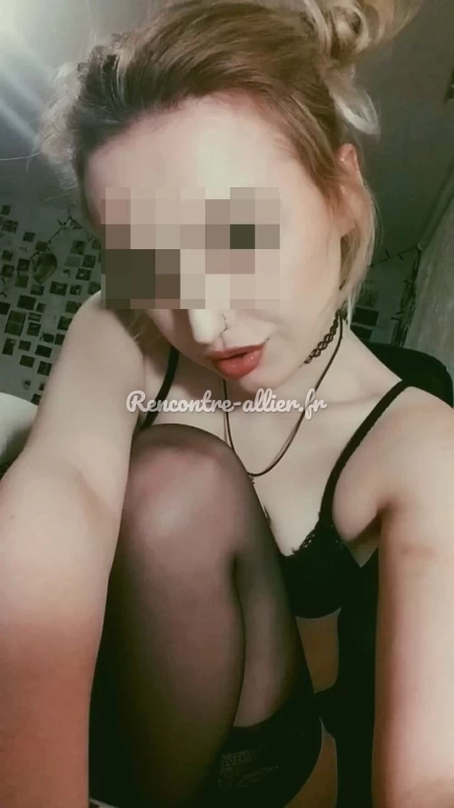 Rencontre jeune soumise nympho amatrice de sexe BDSM à Montluçon