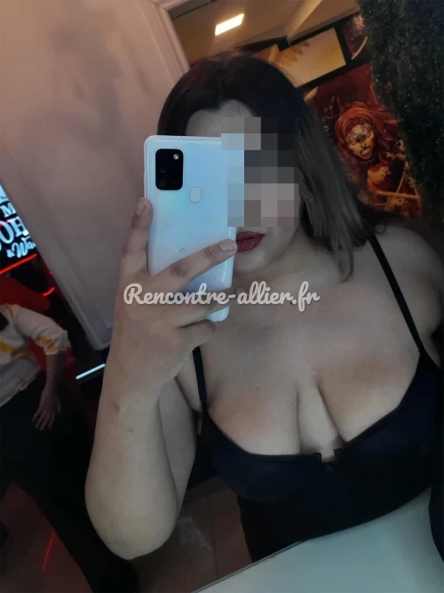 Rencontre sexe et sexfriend avec une femme aux formes généreuses timide de Cusset